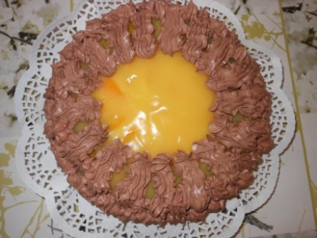 Dort čokoládový s broskvemi